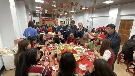 西莒婦女節表揚餐會，姐姐妹妹共聚一堂，享受難得的寵愛時光。（圖／文：宋幸儒）