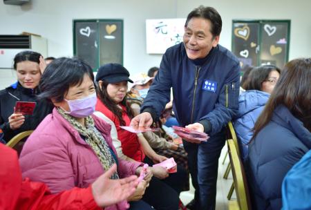 東引鄉115年新春暨慶元宵茶會、摸彩活動5日晚間登場，王忠銘縣長、張永江議長等人與地方民代登台向鄉親拜年，場面溫馨熱絡；摸彩活動掀起高潮，鄉親中獎後開心上台領獎，現場掌聲與歡呼聲不斷。（圖／文：陳其敏）