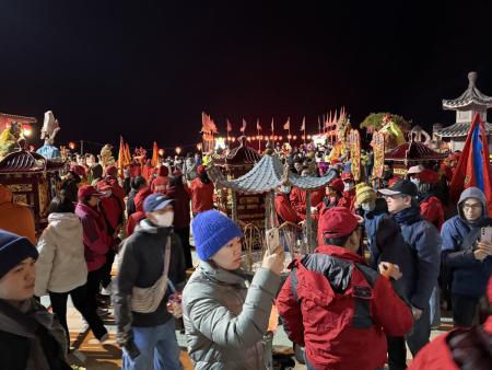 鐵板「十八暝」金板境天后宮出巡遶境祈福活動盛大登場，各界信眾隨行場面壯觀，展現軍民團結、傳承延續與新生代的活力。（圖／文：王致潔）