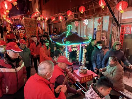 「十八暝」點亮鐵板夜空　金板境天后宮熱鬧出巡