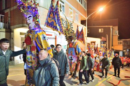 東引「十八暝」越夜越美麗　白馬尊王遊燈遶境全島沸騰