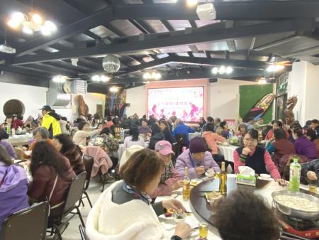 北竿鄉公所舉辦115年度婦女節餐會暨模範人員表揚活動，副縣長陳冠人代表縣府致贈加菜金，向婦女朋友表達祝賀。（圖／文：鄭禮頤）