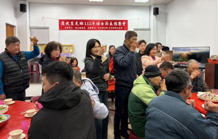 東莒婦女節表揚餐會，模範婦女王秀金、模範婆媳陳菊花、曹劍蓉，幸福家庭陳添源、王雪金接受表揚。（圖／文：宋幸儒、莒光鄉公所）