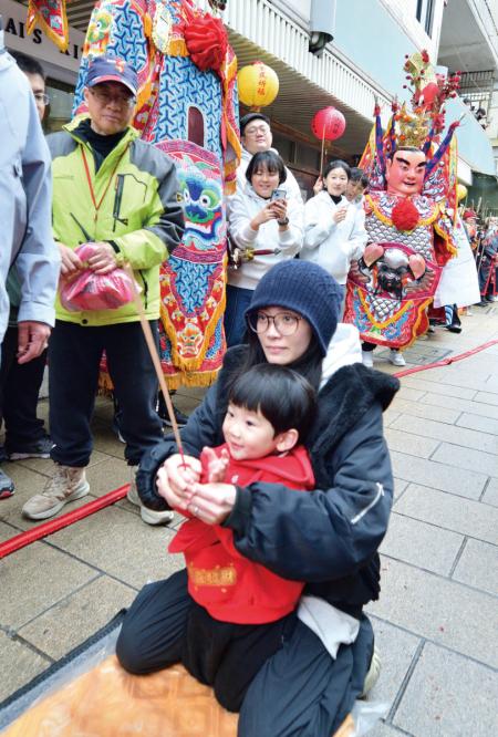 軍民齊心　東引迎神遶境傳承地方信仰。（圖與文：陳其敏）