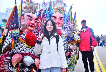 軍民齊心　東引迎神遶境傳承地方信仰。（圖與文：陳其敏）