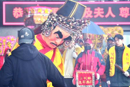 軍民齊心　東引迎神遶境傳承地方信仰。（圖與文：陳其敏）