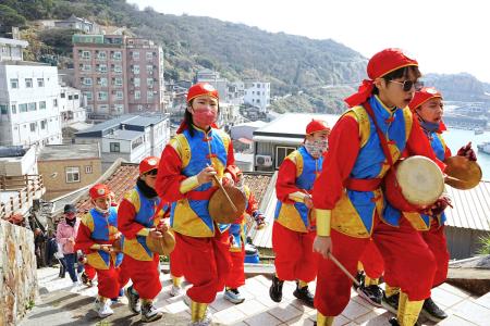 東引鄉年度宗教盛事「白馬尊王」祈福遶境7日舉行回宮遶境，在鑼鼓與炮竹聲中完成回宮遶境，也為連續三天的迎神活動畫下圓滿句點。（圖／文：陳其敏）