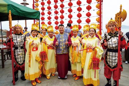 指揮官與官兵合影留念。