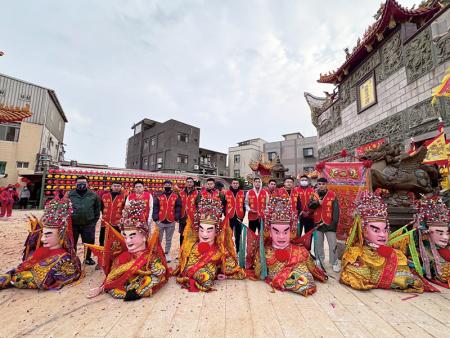 官兵與塘岐蕭王府神偶合影。