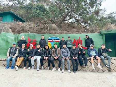 官兵短坡陣地前合影。