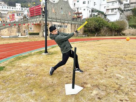 官兵全力揮棒。