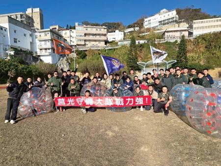 碰碰足球競賽活動後合影留念。