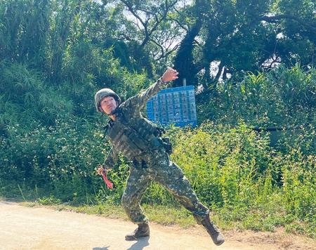 官兵實施手榴彈投擲。