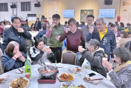 東引鄉公所舉辦115年婦女節慶祝餐會，表揚模範婦女黃秀正、幸福家庭劉增榮與陳美月，以及模範婆媳姚菊貞與王美蘭。議長張永江、縣府代理秘書長陳明傑等人也到場祝賀，向在場婦女朋友致上節日祝福。(圖／文：陳其敏)
