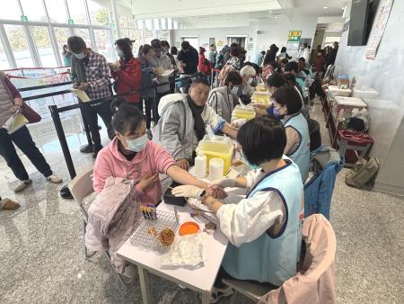 南竿整篩首日466人受檢，縣長王忠銘、副縣長陳冠人一早赴現場視察篩檢流程與動線規劃，實地傾聽鄉親反饋。（圖／文：王致潔）