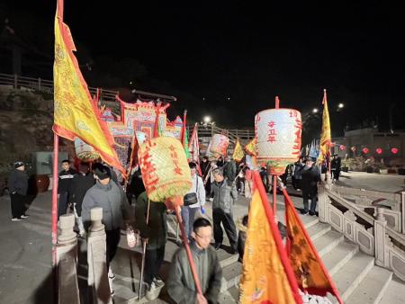 南竿山隴境白馬尊王廟「廿二暝」壓軸遶境，上千人大陣仗隊伍相當壯觀。（圖／文：馮紹夫）