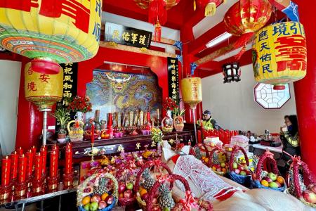 東引鄉安寧廟舉行擺暝，供桌擺設三牲與各式供品，向神明表達敬意並祈求平安。（圖／文：陳其敏）