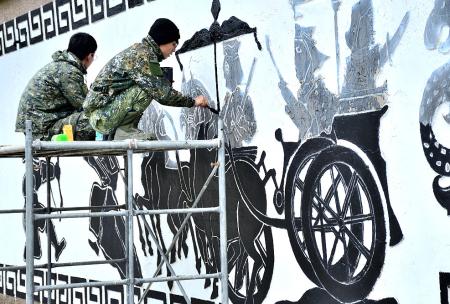 上新色　西引營區半世紀戰地浮雕重現生命力