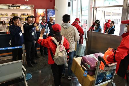 馬祖境天后宮231位鄉親昨日展開螺港尋源之旅，縣長王忠銘等人前往碼頭歡送並致贈程儀，祝福旅途平安圓滿。（圖／文：王致潔）