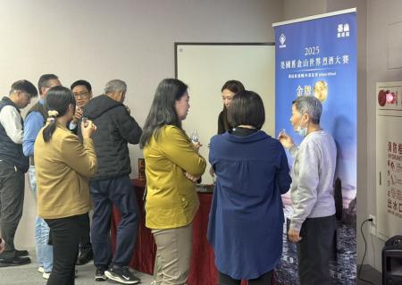 馬祖旅遊推介會對接竹科企業，分享低碳慢旅特色，探討觀光合作契機；圖為現場特別規劃馬祖陳高品評，向竹科展示馬酒魅力。（圖：連江縣交旅局）