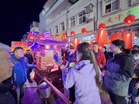 千人隊伍最大規模　山隴白馬尊王遶境巡安。（圖與文：馮紹夫）