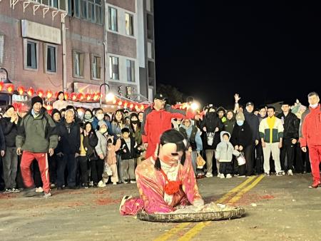 千人隊伍最大規模　山隴白馬尊王遶境巡安。（圖與文：馮紹夫）