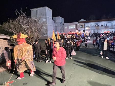 千人隊伍最大規模　山隴白馬尊王遶境巡安。（圖與文：馮紹夫）