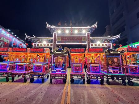 千人隊伍最大規模　山隴白馬尊王遶境巡安。（圖與文：馮紹夫）