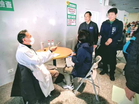 今年整篩南竿場14日圓滿結束，南竿共2,076人完成健檢；圖為縣長王忠銘與副縣長陳冠人到場了解狀況，感謝團隊守護鄉親健康。（圖：王致潔、縣府）