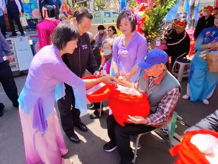 縣長王忠銘等人熱情參與桃園市馬祖同鄉會「馬祖風燈文化暨漁村記憶」推廣活動，並投身「摜九」古禮，向逢九長輩祝賀添福添壽。（圖：連江縣政府）