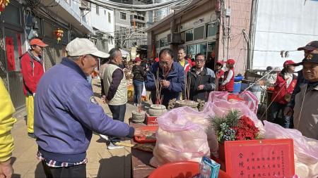 西路境彣大王廟恭送陳元帥回宮，西坵村民焚香恭送陳元帥；青帆居民設攔路宴，歡迎陳元帥回府。（圖／文：宋幸儒）