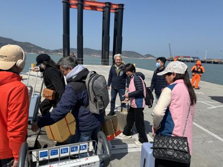 東引婦女會莒光參訪，代理秘書長陳明傑特地赴福澳碼頭歡送，姐妹們朝氣滿滿展現活力。（圖：東引婦女會、王致潔）