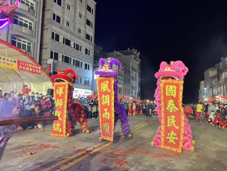 千人隊伍最大規模　山隴白馬尊王遶境巡安。（圖與文：馮紹夫）