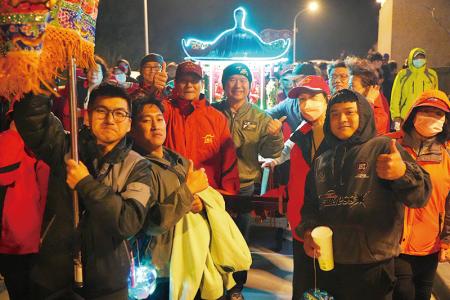 官兵與縣長合影。