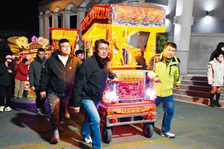 官兵參與共同護轎、祈求順遂。