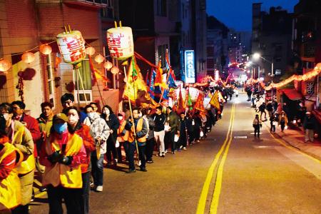 擺暝廿二暝遶境隊伍聲勢浩大，場面壯觀。