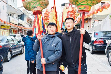 手持擺暝遶境燈飾，列隊遶境祈福。