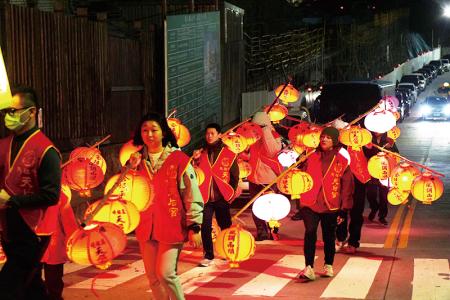 扛著提燈點亮遶境隊伍。