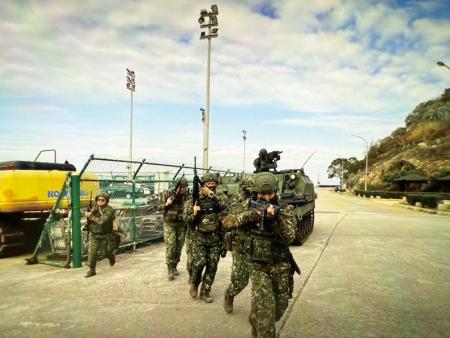 官兵進入戰術位置。