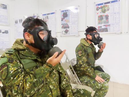 官兵調整防護面具。