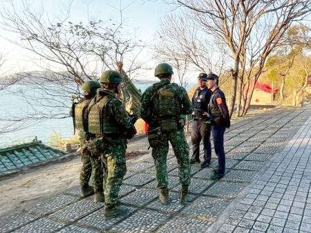 官兵與員警討論突發狀況任務處置。