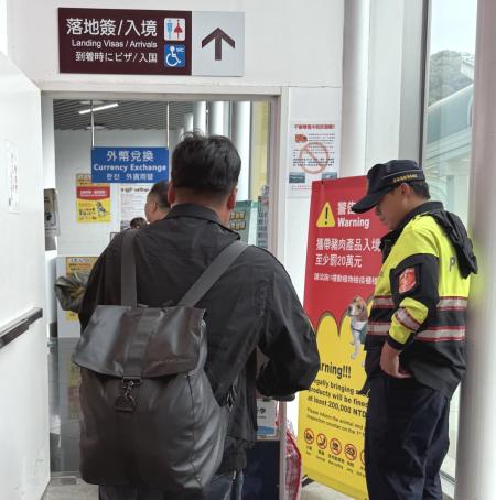 海關與港務處提醒，年滿18歲旅客經小三通攜帶酒類入境馬祖，每人限自用1.5公升免稅，總量則以5公升為限。（圖／文：王致潔）