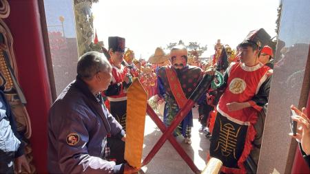 馬祖擺暝壓軸，西莒田澳境迎接陳元帥到府作客，陣頭浩蕩，場面十分熱鬧。（圖／文：宋幸儒）