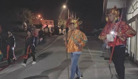 西莒擺暝「巡夜」習俗，由威武陳元帥令牌引領哈班八將巡邏田澳村境內，驅逐境內宵小、鬼魅，沿路並採集鮮花拿回插在香爐上討吉利，象徵平安。（圖／文：宋幸儒）