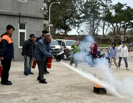 東莒消防分隊於老人活動中心向鄉親進行「廚房用火與住房消防」安全宣導，並在消防分隊實際操作滅火器（圖／文：蔡夢玲）