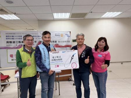 新北單車網路扶輪社捐贈耳鼻喉科軟式鼻咽內視鏡予北竿及東引衛生所，提升離島醫療檢查與診療量能，強化在地健康照護服務。（圖／文鄭禮頤）