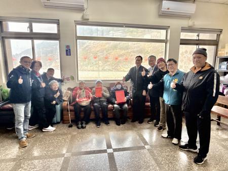 仁愛村陳春水先生歡慶97歲大壽，縣長王忠銘等人特別前往牛津學堂賀壽。在眾人的歡呼簇擁下，陳春水先生（坐中）全程笑逐顏開。（圖／文：王致潔）