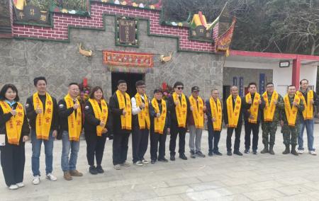 馬祖擺暝文化祭最終場龍角峰祈夢活動17日登場，主祭官與陪祭官完成儀式後，信眾入內或靜坐祈願、或躺下等夢，活動氣氛莊重，展現在地信仰特色。（圖／文：鄭禮頤）