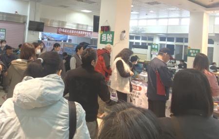 北竿整合式健康篩檢17日登場，首日不少鄉親一早到場排隊登記，依序完成各項檢查。（圖／文：鄭禮頤）