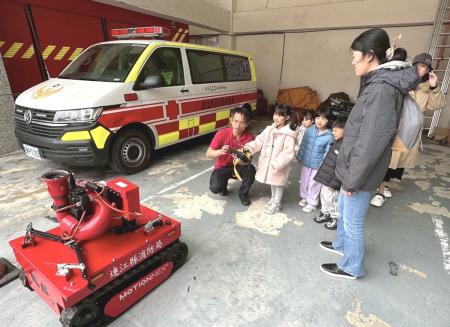 東莒國小學生及幼兒園愛心班前往東莒消防分隊參與全民防災體驗活動，透過射水、操作消防機器人及CPR胸外按壓練習，認識消防與救護工作。（圖／文：蔡夢玲）